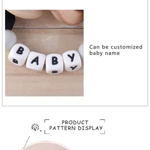 Dettaglio macro di perle per dentizione in silicone con cubi di lettere personalizzabili