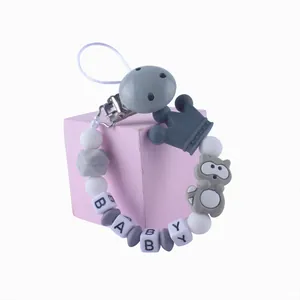 Chupetero de silicona con cuentas de bebé, mapache y corona sobre cubo rosa