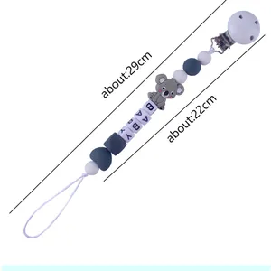 Detalle del sujetachupete de silicona con cuentas de letras Baby y figura de koala