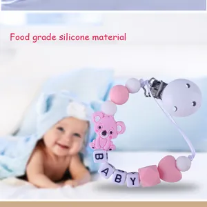 Detalle de cadena para chupete de silicona con koala rosa y cuentas con letras de bebé
