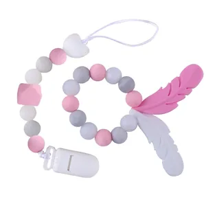 Silikon Baby Schnullerkette und Beißring Set mit rosa Federn und Herz Clip Zubehör