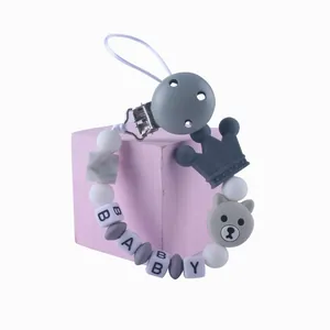 Detalle del sujetachupetes para bebé con cuentas de silicona y diseño de oso corona