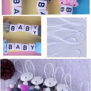 Detalle de cuentas de silicona y clips metálicos para cadenas de chupetes de bebé