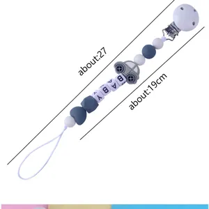 Detailansicht der Silikon-Schnullerkette mit Auto-Charm und BABY-Perlen mit 27cm Länge