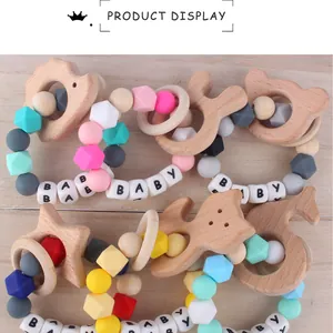 Dettaglio macro del massaggiagengive in faggio naturale con perline di silicone