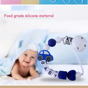 Detail der Baby Schnullerkette mit blauen Silikonperlen und Auto-Anhänger mit BABY-Text