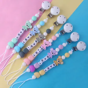 Detalle de sujetachupetes de silicona de colores con koala y cuentas con letras para bebé
