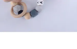 Dettaglio anello da dentizione per neonati in legno di faggio e perline in silicone