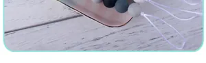Dettaglio di perline in silicone con trama marmorea e cordino bianco per catenella ciuccio