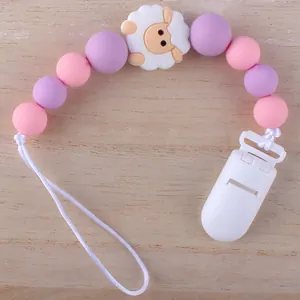 Detailansicht der Silikonperlen und des Schaf-Dekors an der Schnullerkette für Babys