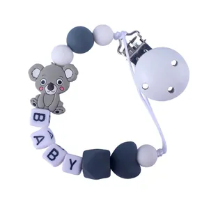 Detalle del sujetachupetes de silicona con cuentas grises y colgante de koala gris