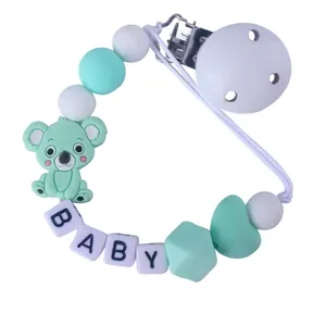 Detalle del sujetachupetes de silicona con koala menta y cuentas de BABY