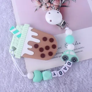 Silikon Schnullerkette mit Bubble Tea Beißring und Auto-Perlen auf weichem Plüschhintergrund