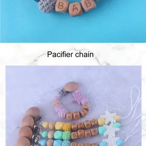 Detalle de la cadena para chupete de silicona con clip de madera y cuentas de BABY