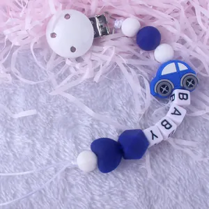 Detailaufnahme der Silikon-Schnullerkette mit blauen Perlen und BABY-Schriftzug