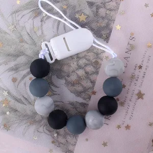 Dettaglio catenella portaciuccio in perline di silicone grigio con clip di plastica
