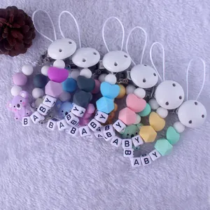Sujeta chupete de silicona con colgante de koala y cuentas de colores en fondo blanco