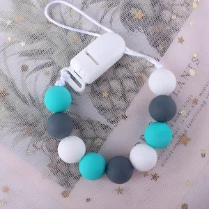 Dettaglio catenella portaciuccio in silicone con perline verde menta e grigio scuro