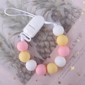 Dettaglio catenella portaciuccio con perle in silicone colorato e clip in plastica