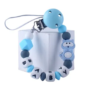 Baby Schnullerkette mit Silikonperlen, blauem Waschbär und BABY-Buchstabenperlen