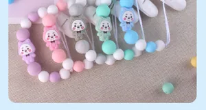 Detalle de sujetachupetes de silicona coloridos con lindas formas de animales