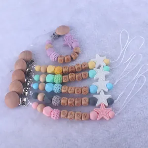 Set de sujetachupetes de silicona y madera con cuentas de colores y grabado BABY para bebé
