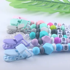 Chupeteros de silicona para bebé con cuentas de colores y letras BABY en varios tonos