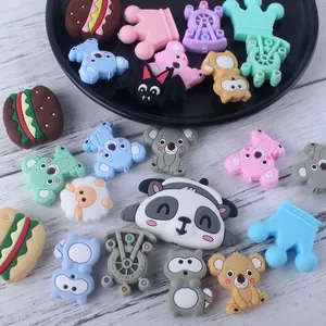 Vue détaillée de perles de dentition en silicone alimentaire en forme de koala et panda