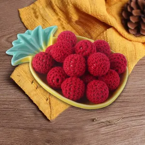 Cuentas de algodón de ganchillo rojo 20mm en bandeja de piña para creación de joyas DIY