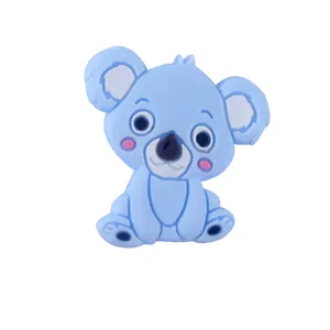 Détail macro d'une perle koala en silicone alimentaire bleu clair pour anneau de dentition