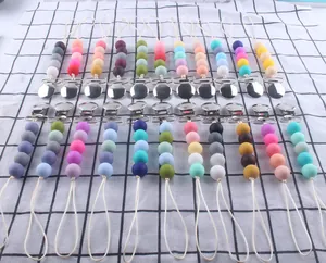 Detail von bunten Silikonperlen-Schnullerketten mit Edelstahl-Clip-Verschluss