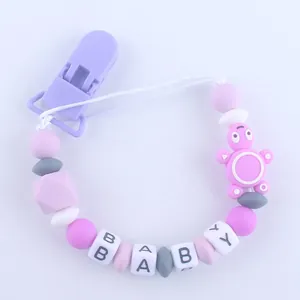 Detail van fopspeenclip met siliconen kralen en BABY letterkralen in pastel paars kleur