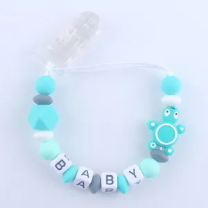 Detail van een siliconen bijtketting met groene schildpad en BABY-letterkralen