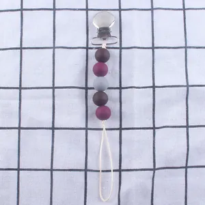 Detailansicht der Schnullerkette mit Metallclip und bunten Silikonperlen für Babys