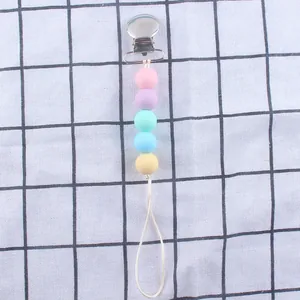 Nahaufnahme der Schnullerkette mit bunten Silikonperlen und sicherem Metallclip