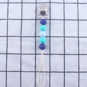 Detail von blauem Schnullerband mit Silikonperlen und silberner Metallklammer