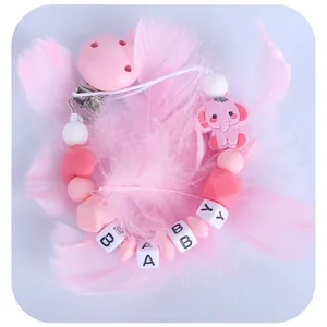 Catenella portaciuccio in silicone rosa con elefante e perline BABY su sfondo azzurro