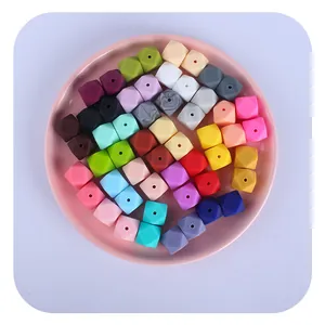 Perles en silicone octogonales de 14mm colorées pour bijoux DIY bébé sur un plateau en céramique