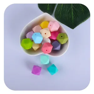 Perles en silicone octogonales de 14mm pour anneau de dentition dans un bol cœur