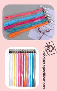 Dettaglio di catenelle portaciuccio intrecciate a mano in vari colori con clip in metallo