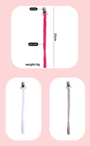 Dettaglio di catenelle portaciuccio in cotone intrecciato a mano in rosa, bianco e beige