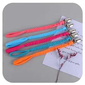 Set di cinque catenelle per ciuccio intrecciate per neonati in vari colori con clip metalliche