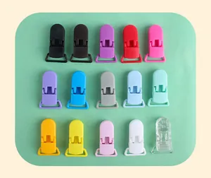 Primo piano di 15 clip colorate in plastica per catenelle portaciuccio fai-da-te