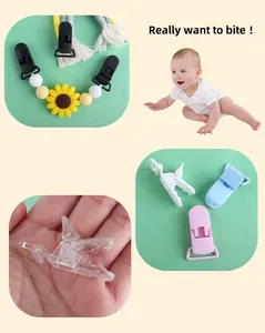 Dettaglio delle clip per ciuccio colorate e catenella massaggiagengive a girasole