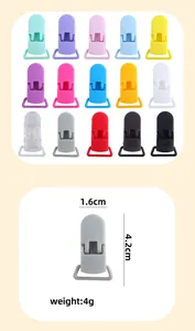 Dettaglio macro di clip per ciuccio colorate che mostra dimensioni di 1,6 cm per 4,2 cm