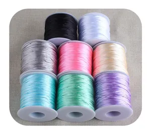 Assortiment détaillé de cordons en satin sur bobines pour attache-tétines DIY variés