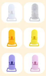 Dettaglio di un set multicolore di sei clip in plastica per catenelle per succhietti fai da te