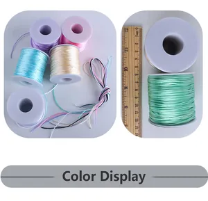 Vue détaillée de cordons tressés colorés sur bobines pour bijoux DIY et attaches-tétines