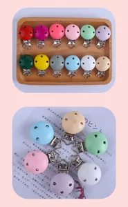 Vista detallada de clips de madera de colores para chupetes en varios tonos pastel