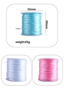 Vue macro de bobines de cordon en nylon tressé 1,5mm en bleu, blanc et rose pour DIY
